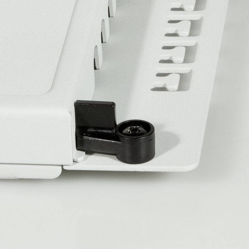 Detailopname van een wit opvouwmechanisme van een meubelstuk met een zwart scharnier. De structuur lijkt functioneel te zijn.