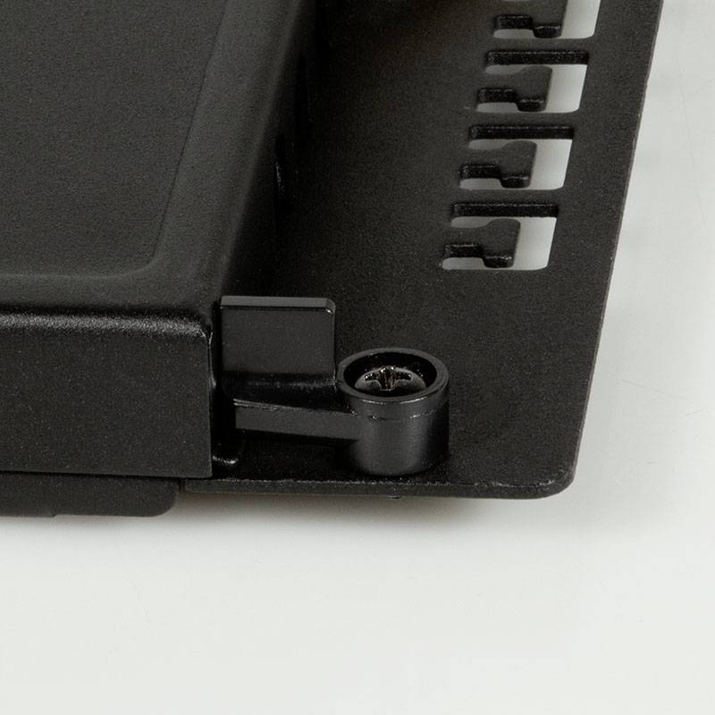 Close-up van een zwart, rechthoekig apparaat met bevestigingsschroef, gemonteerd op een houder.