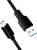 Zwart USB-kabel met een USB-A-stekker aan de ene kant en een USB-C-stekker aan de andere kant, voor gegevensoverdracht en opladen.