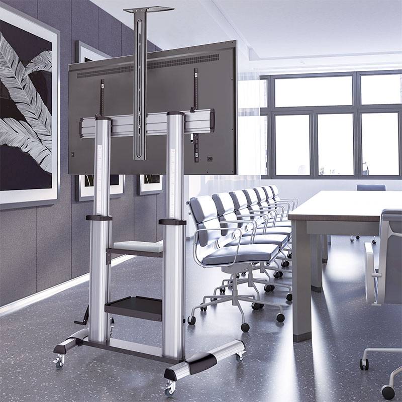 Een vergaderzaal met een groot scherm op een verrijdbare standaard, omringd door moderne witte stoelen en een houten tafel.