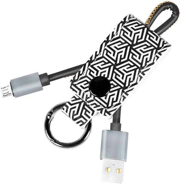 USB-oplaadkabel in geometrisch etui-patroon met sleutelhanger, bevat USB- en micro-USB-stekkers. Handig voor onderweg.