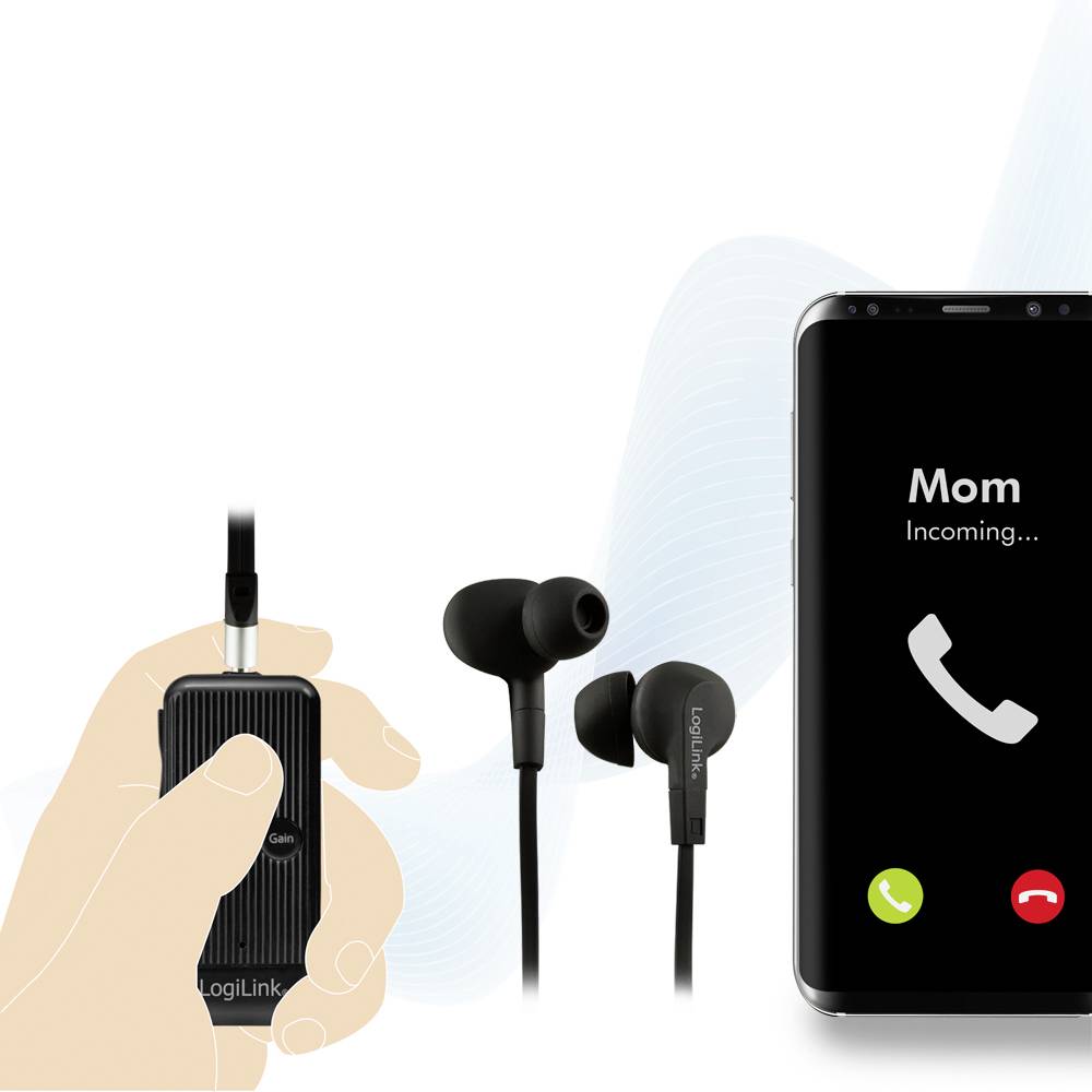 Een smartphone toont een inkomende oproep van 'Mama'. Handen houden een audioadapter vast, naast een koptelefoon.