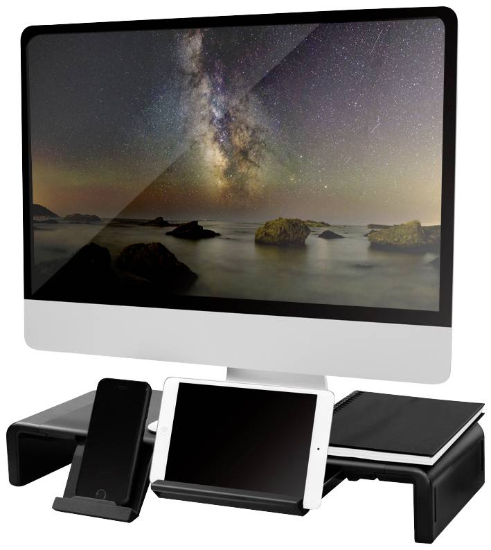 Een grote monitor toont de sterrenhemel boven een zee met rotsen. Daaronder staan een smartphone, tablet en notitieboek op een standaard.