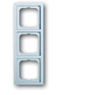 Drievoudige, lege stopcontactafdekking in licht blauw, gemonteerd op een witte muur.