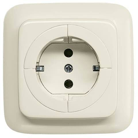 Witte stopcontact met twee gaten en aardingscontact op een crèmekleurige achtergrond. Geschikt voor Europese stekkers.