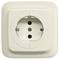 Witte stopcontact met twee gaten en aardingscontact op een crèmekleurige achtergrond. Geschikt voor Europese stekkers.