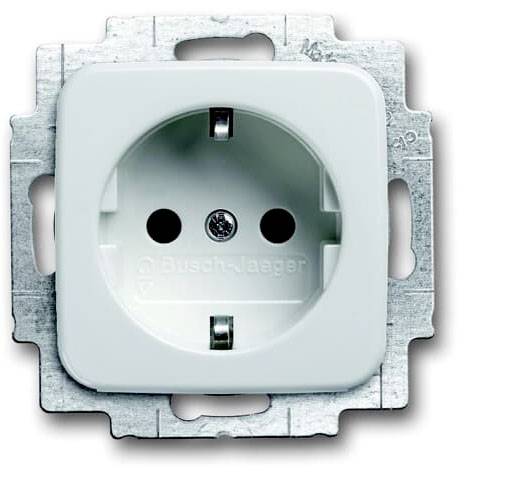 Witte stopcontact van Busch-Jaeger met twee aansluitingen, gemonteerd op een metalen plaat, geschikt voor inbouw in een muur.