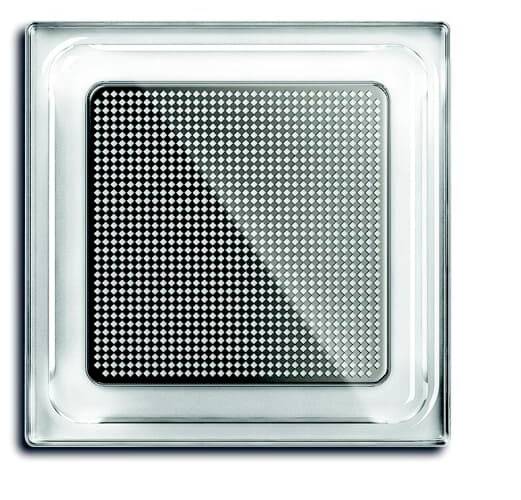 Glazen bouwsteen met een vierkant, transparant en geperforeerd ontwerp, die licht doorlaat en decoratieve effecten creëert.