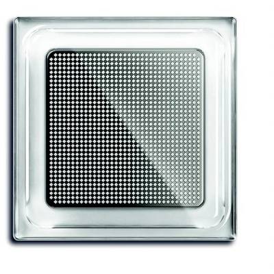 Glazen bouwsteen met een vierkant, transparant en geperforeerd ontwerp, die licht doorlaat en decoratieve effecten creëert.