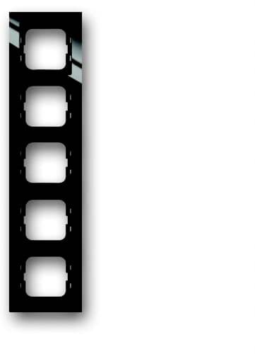 Zwart-witte filmstrip met vijf lege, vierkante kaders op een witte achtergrond.