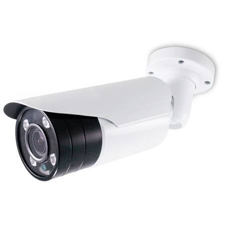 Bewakingscamera aan de muur, cilindrische vorm, in wit en zwart, ingezet voor veiligheidstoezicht.