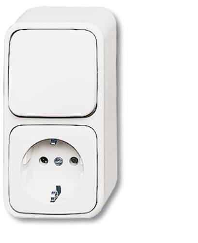 Wit stopcontactmodule met stopcontact onderaan en schakelaar bovenaan. Ideaal voor elektrische apparaten in binnenruimtes.
