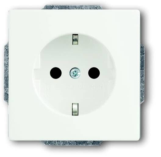 Witte wandcontactdoos in rechthoekige behuizing, gecentreerd afgebeeld.