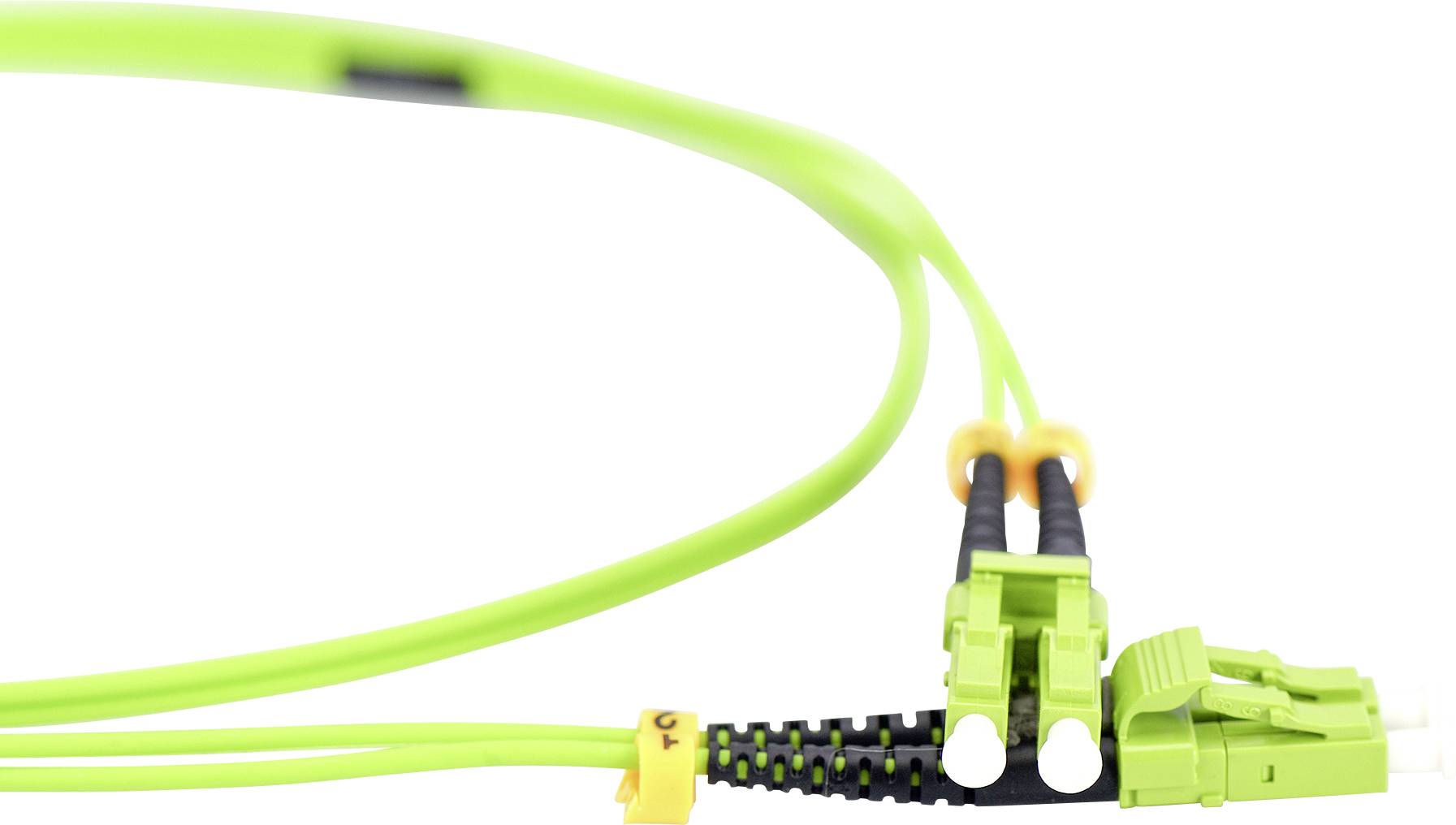 Een groenachtig glasvezelkabel verbonden met twee connectoren, tegen een witte achtergrond. Het betreft communicatieapparatuur.
