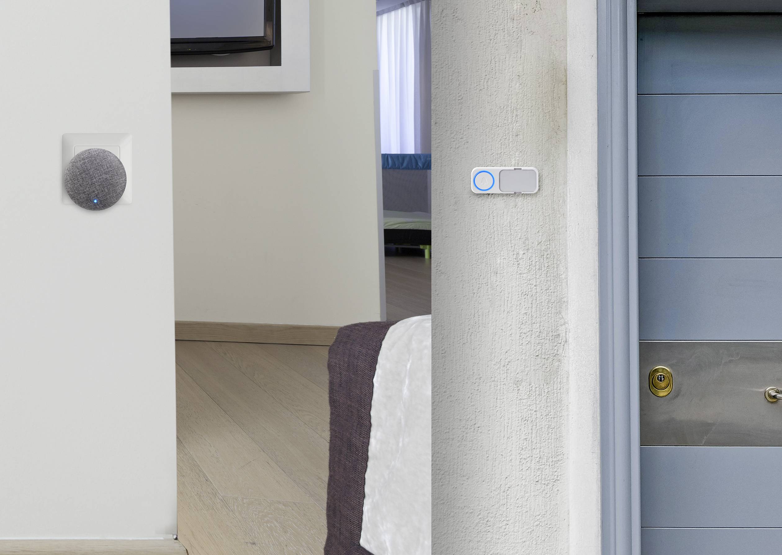 Een moderne deurbel met camera aan een buitenmuur naast een blauwe deur, binnen een slimme speaker aan de muur gemonteerd.