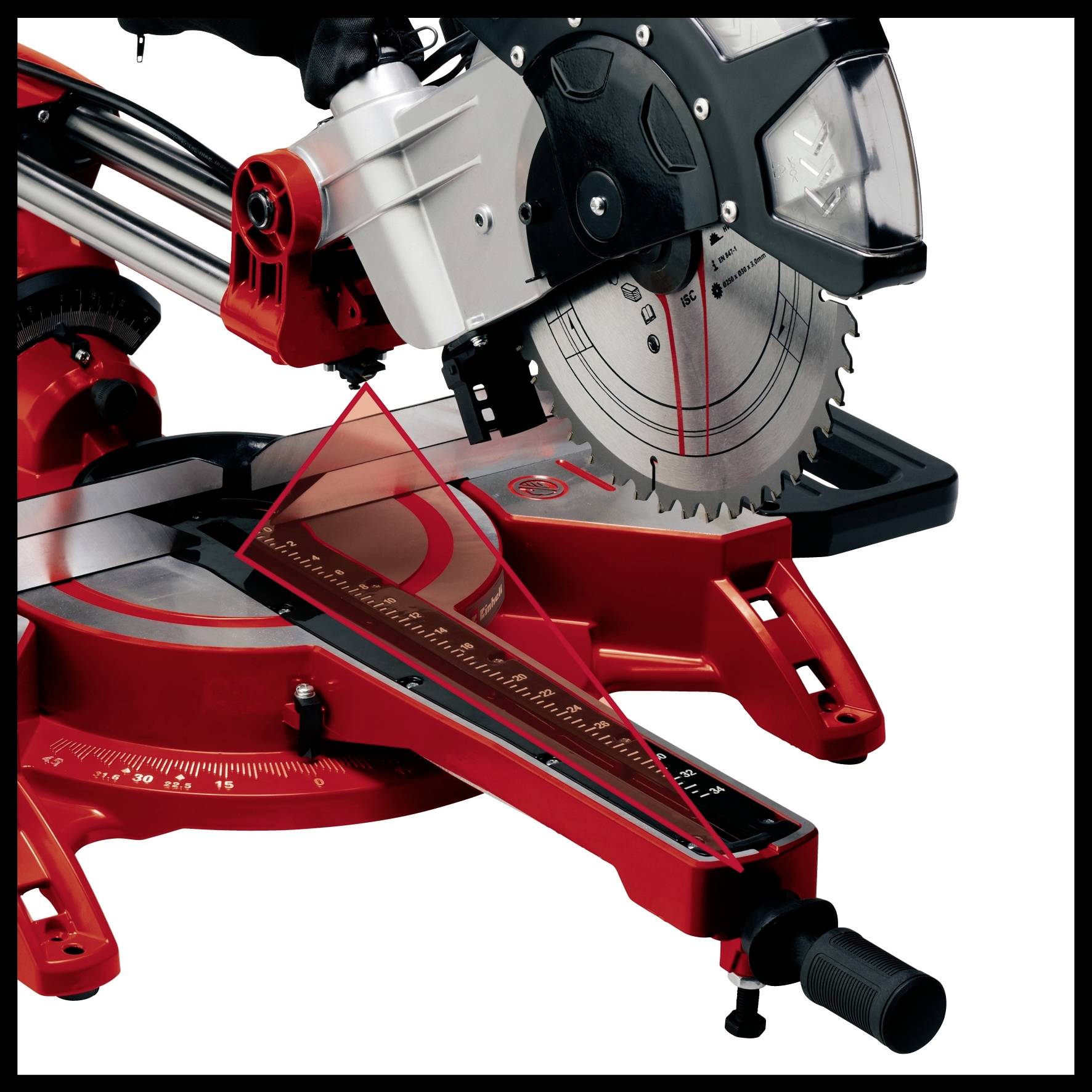 Een rood-zwarte verstekzaag met cirkelzaagblad en meetklok voor nauwkeurige hoekmeting, gebruikt in de houtbewerking.