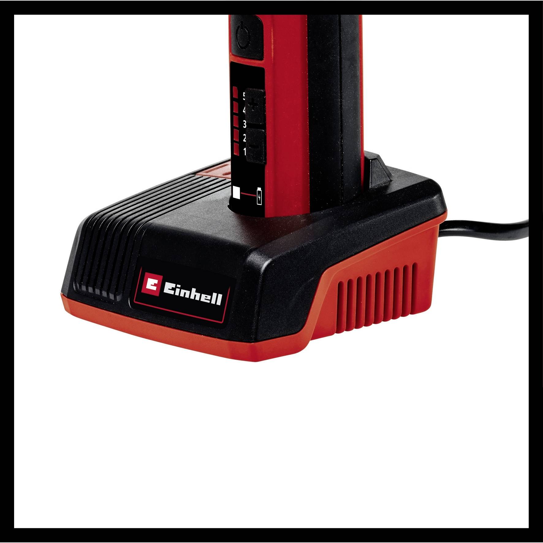 Een acculader van het merk Einhell met een geplaatste accu. Het ontwerp is zwart-rood. Een netvoedingskabel is aangesloten.