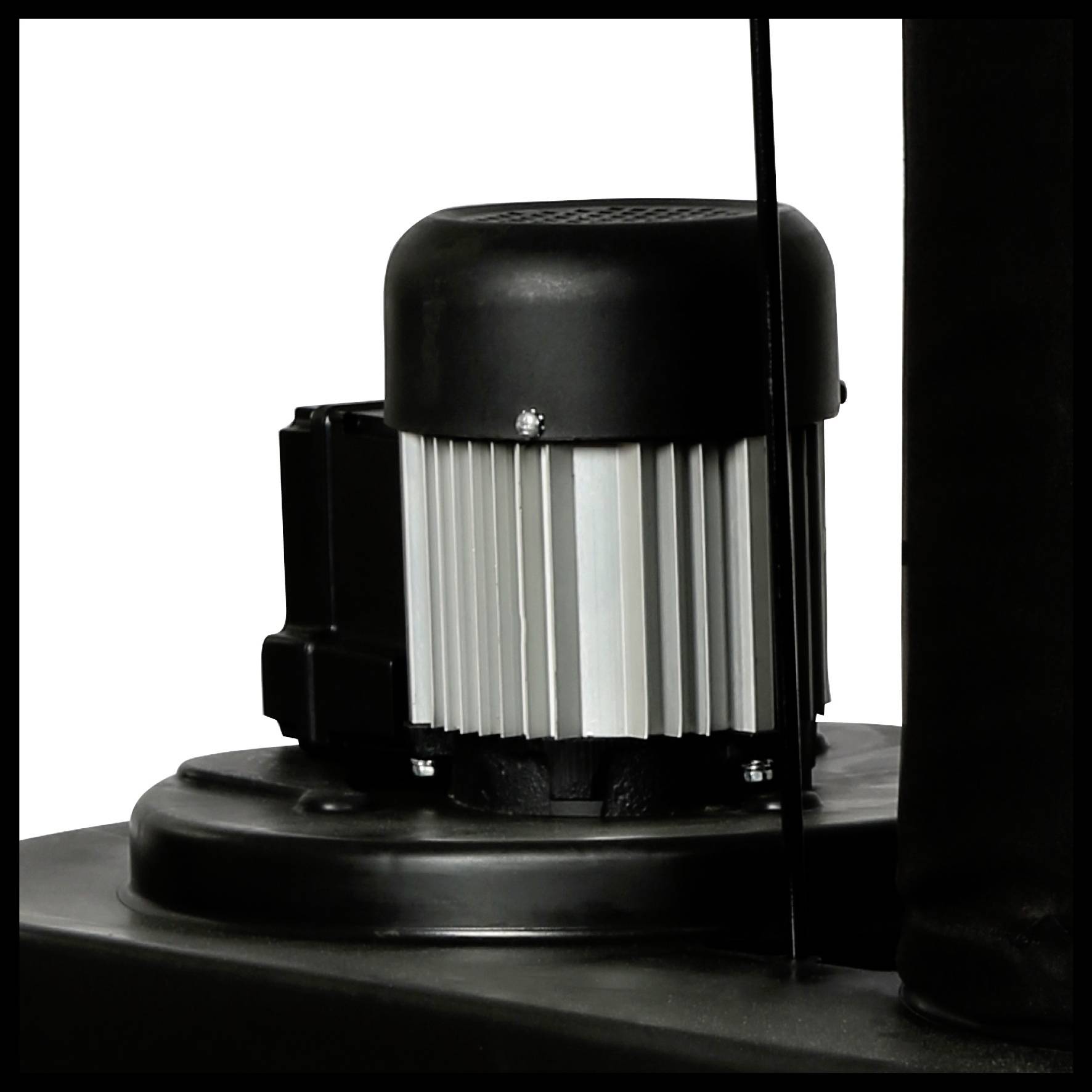 Een zwarte elektromotor is gemonteerd op een machine. De motor heeft een cilindrisch, geribbeld lichaam en een robuuste behuizing.