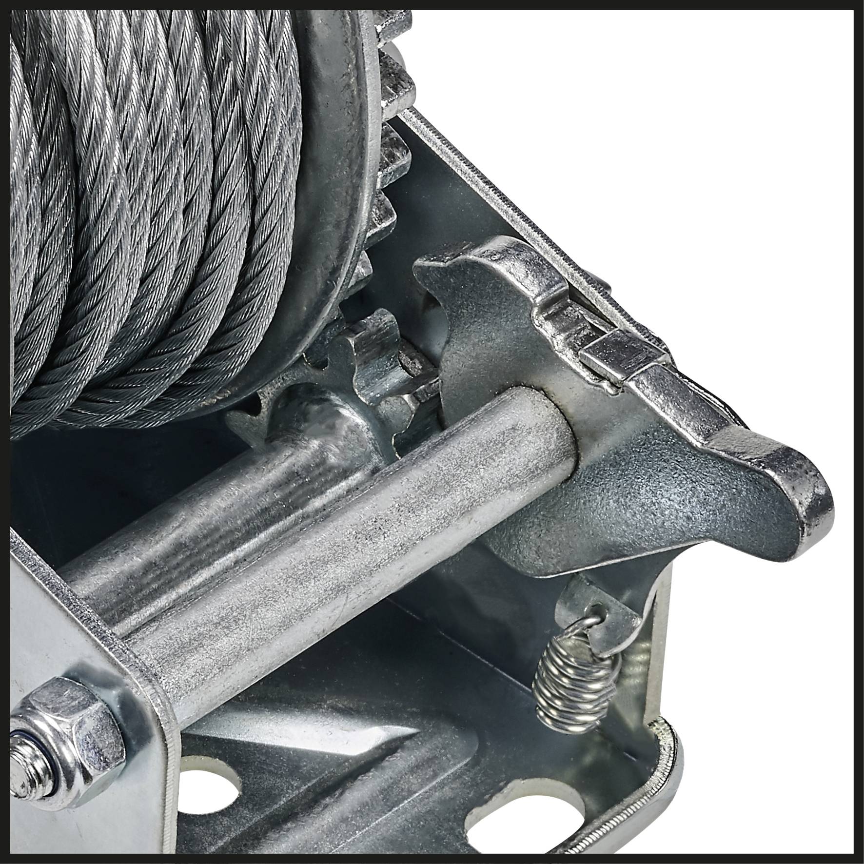 Close-up van een zilveren lier met een metalen kabel, gericht op de mechaniek en stalen onderdelen.