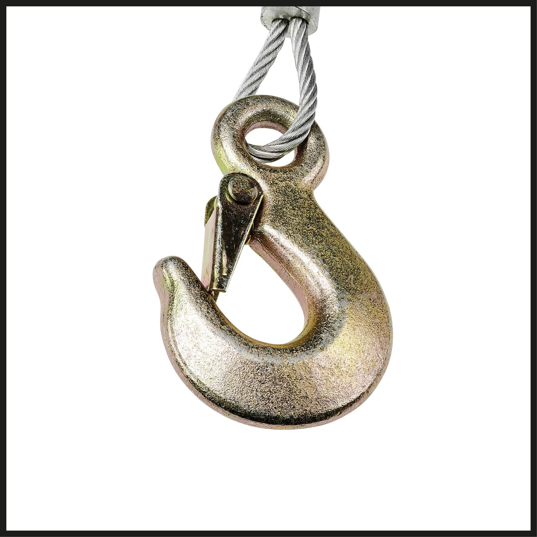 Een metalen haak is bevestigd aan een touw. De haak heeft een glanzende, bronzen oppervlakte en is robuust vormgegeven.