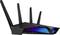 Een zwarte wifi-router met vier antennes en een blauwe LED-indicator, weergegeven op een witte achtergrond.