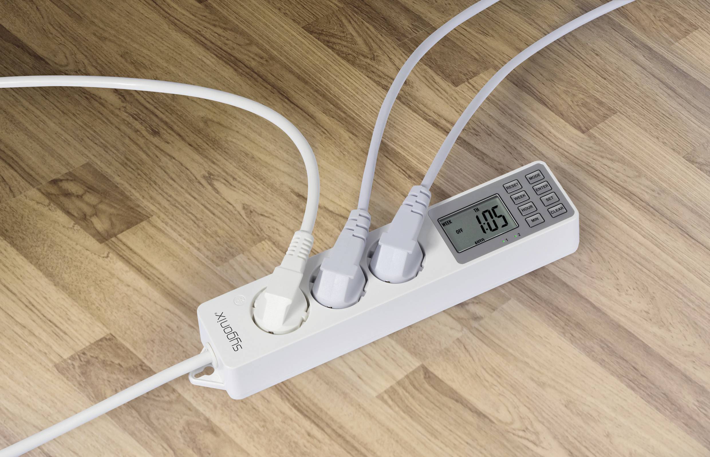 Drievoudige stekkerdoos op houten vloer met drie ingeplugde kabels en een digitaal display dat '1.05' weergeeft.