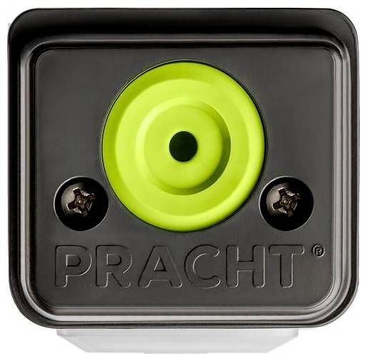 Een vierkante, zwarte schakelaar met een felgroene middentoets en de tekst 'PRACHT' op de voorkant.