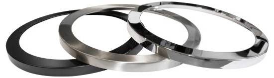 Drie elkaar overlappende metalen ringen in zwart, zilver en chroom.