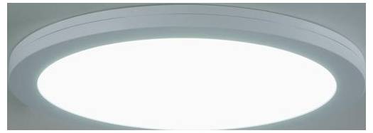 Lichtgevende plafondlamp in modern, rond design aan een lichte plafond.