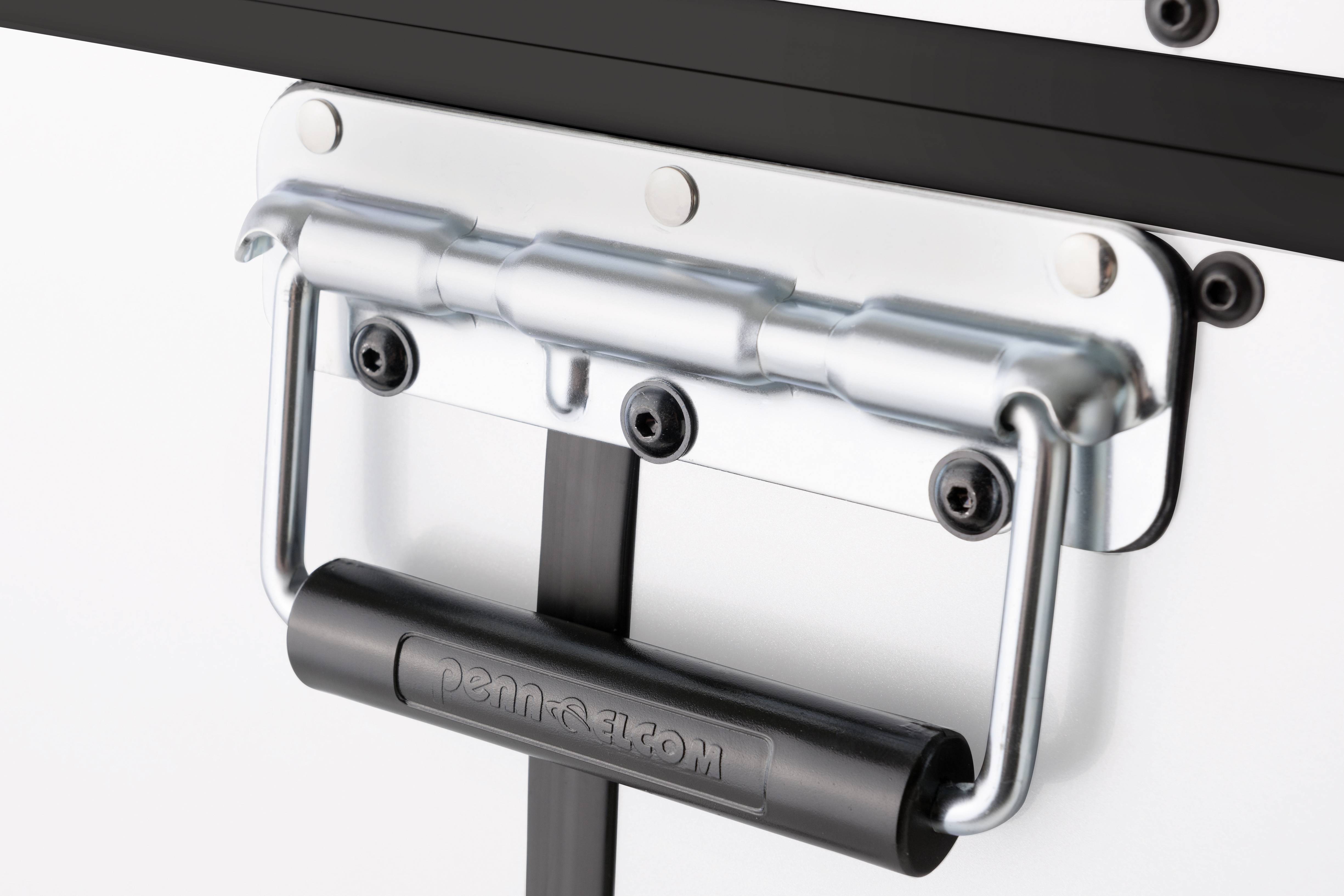 Metalen handgreep op een wit voorwerp, vastgemaakt met schroeven, robuust ontwerp voor zwaar gebruik.