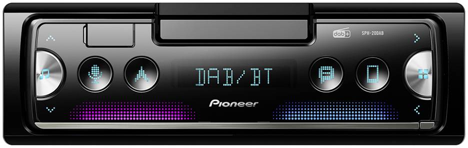 Een autoradio met een digitaal display toont 'DAB/BT'. Toetsen links en rechts bieden muziekbediening. Merknaam 'Pioneer' onderaan.