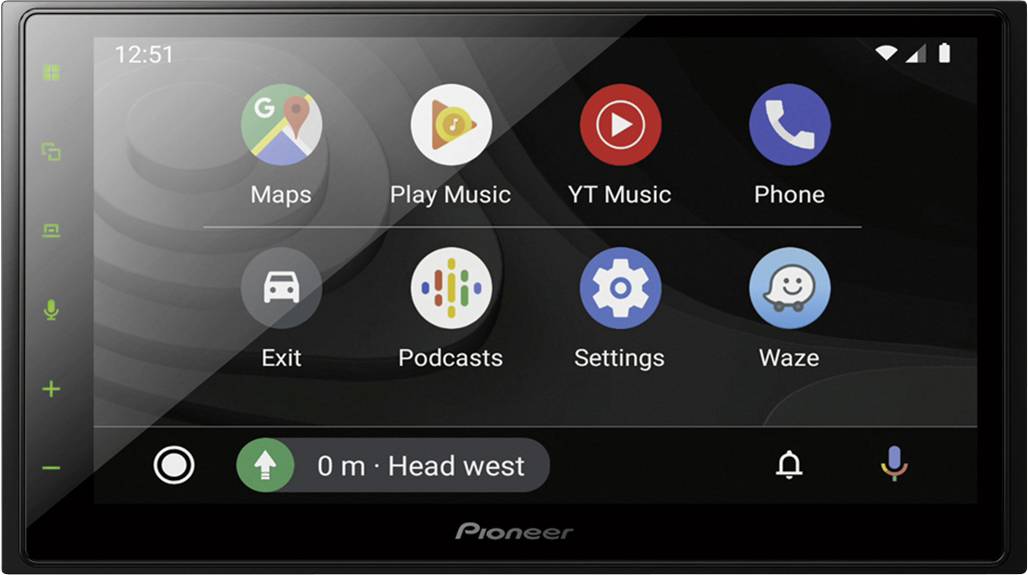 Afbeelding van een auto-display met apps zoals 'Kaarten', 'Play Music', 'YT Music', 'Telefoon'. Weergave: '0 m - Ga westwaarts'. Functieknoppen zichtbaar.