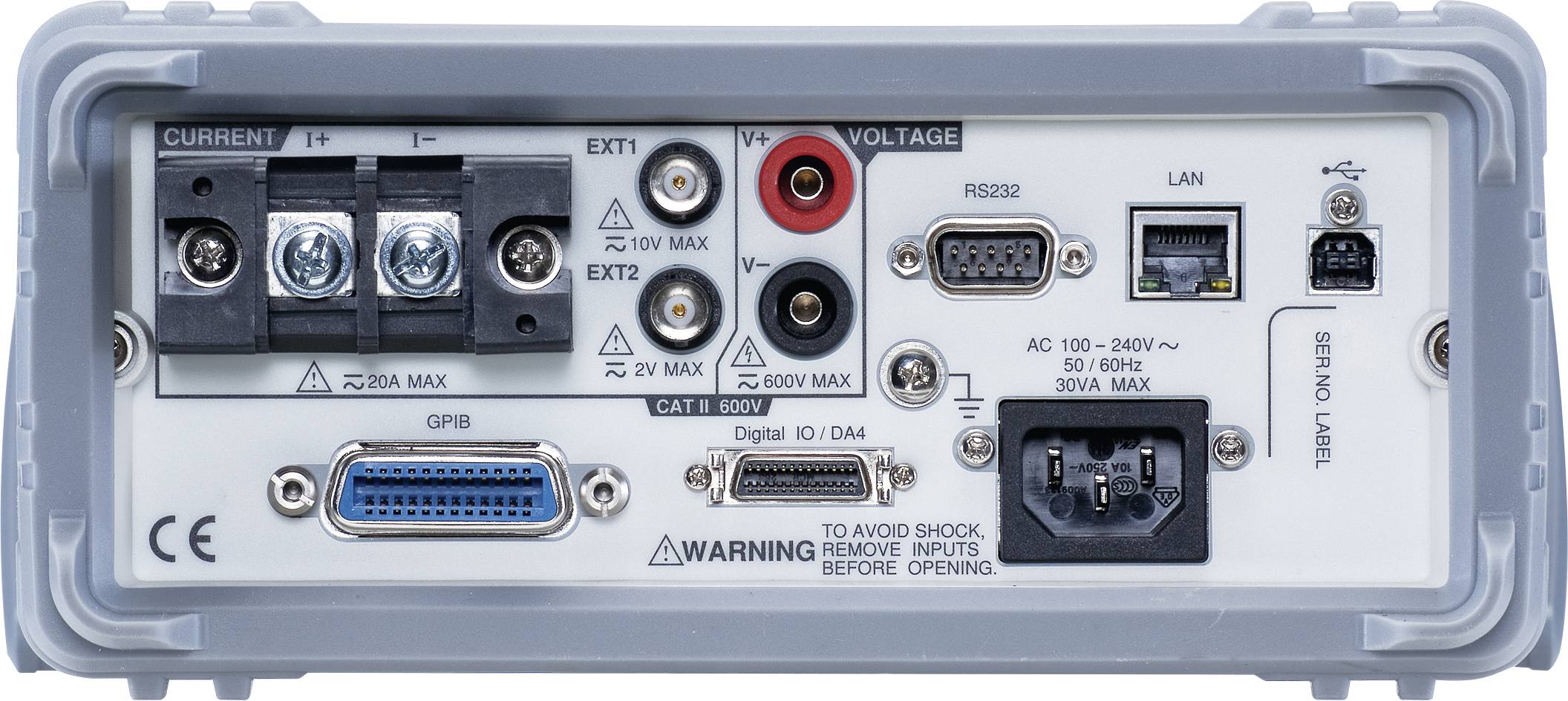 Achterkant van een elektronisch apparaat met verschillende aansluitingen: stroom, spanning, LAN, RS232, GPIB en digitale in-/uitgangen.