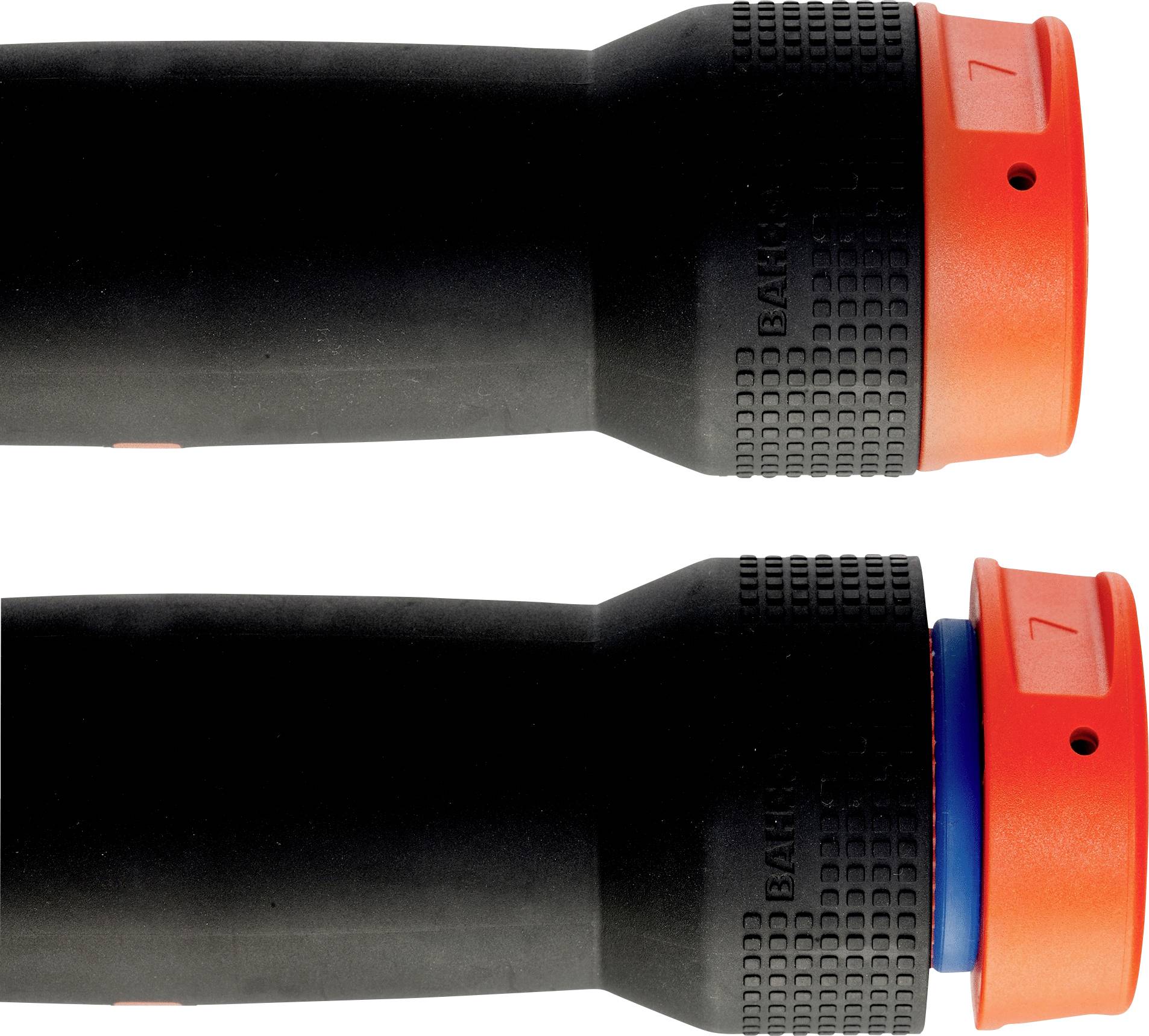 Twee zwarte slangkoppelingen met rode en blauwe ring, tonen verbindingsonderdelen voor tuinslangen.