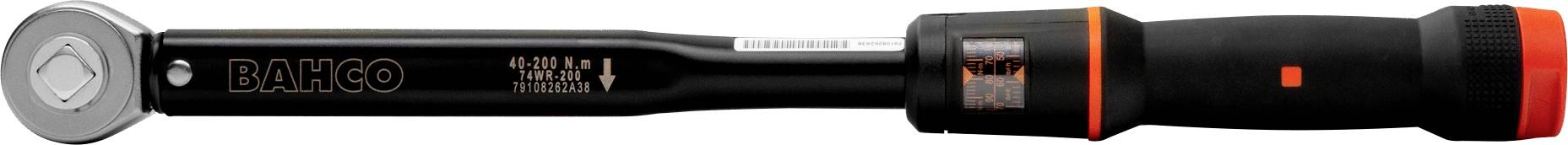 Een zwarte momentsleutel met oranje accenten en een gerubberde greep ligt horizontaal. Erop staat 'BAHCO'.
