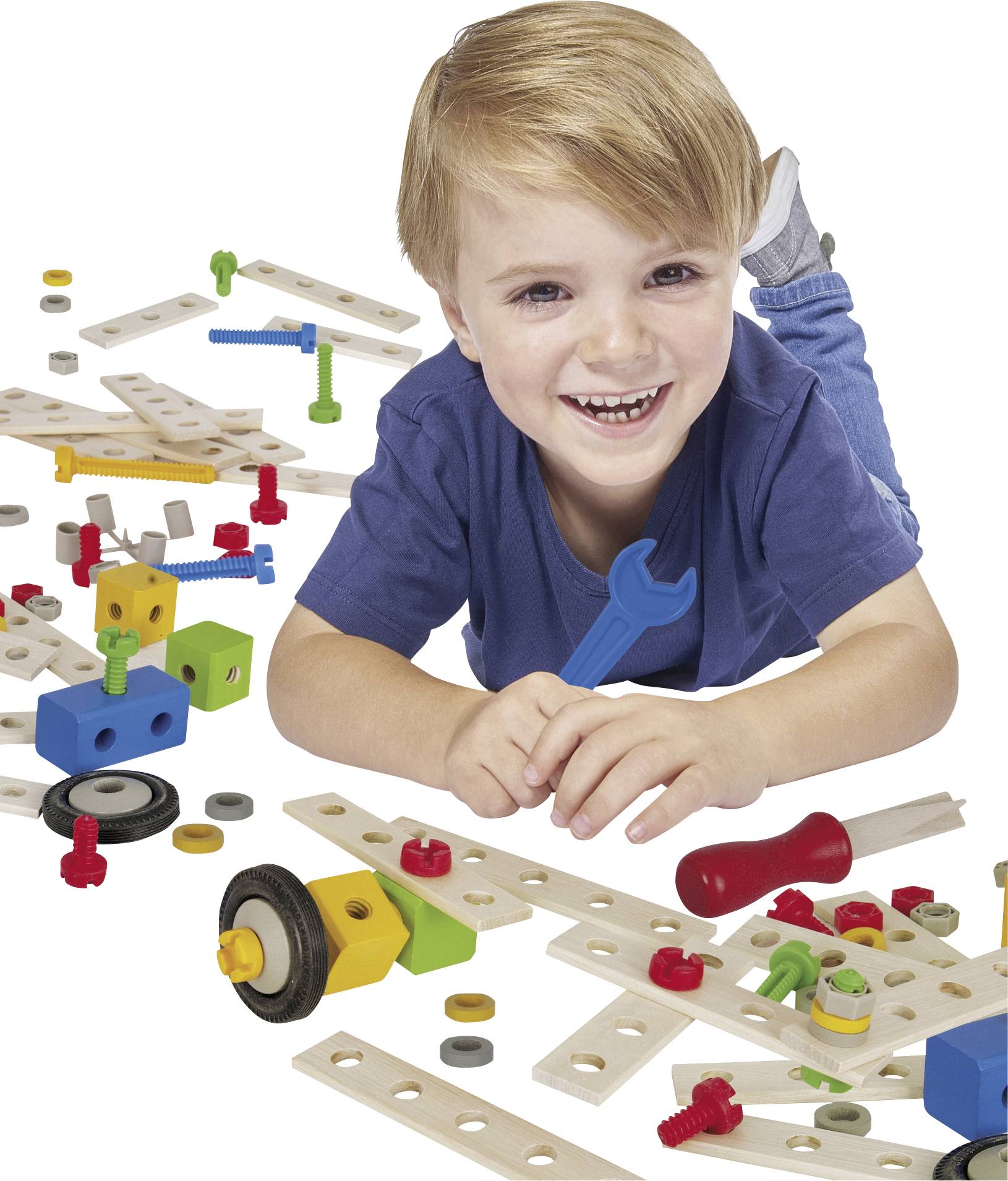 Een lachend kind ligt op de grond en speelt met kleurrijk houten bouw- en constructiespeelgoed.