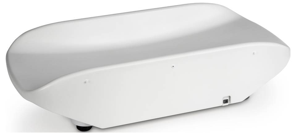 Een witte schotel met afgeronde randen, gemonteerd op kleine wieltjes.