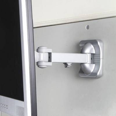 Een monitor is bevestigd aan een verstelbare wandbeugel. De beugel maakt flexibele positionering en draaiing van het scherm mogelijk.
