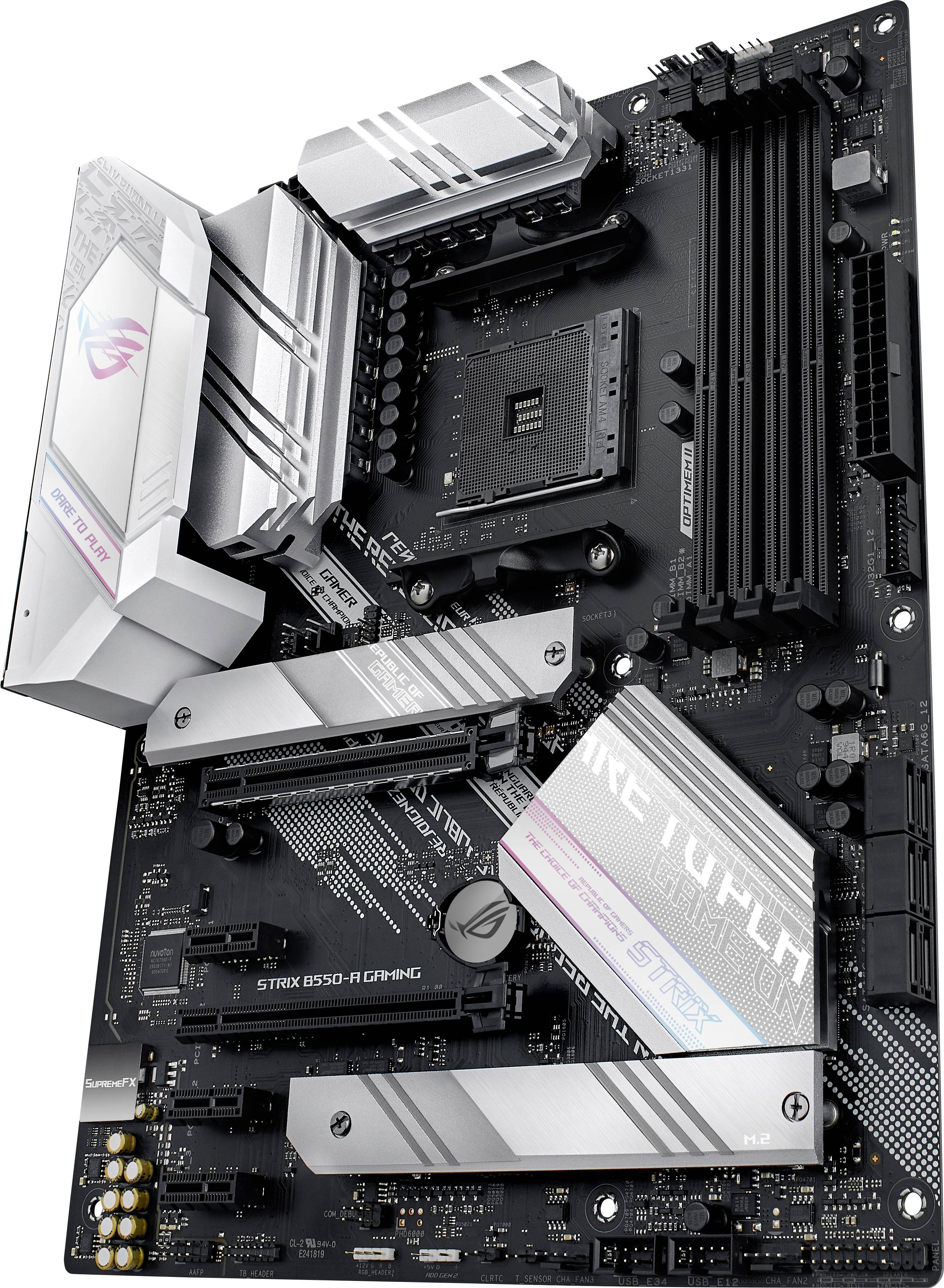 Een zwart moederbord met zilveren heatsinks en sleuven. Merk en model verschijnen op de heatsinks.