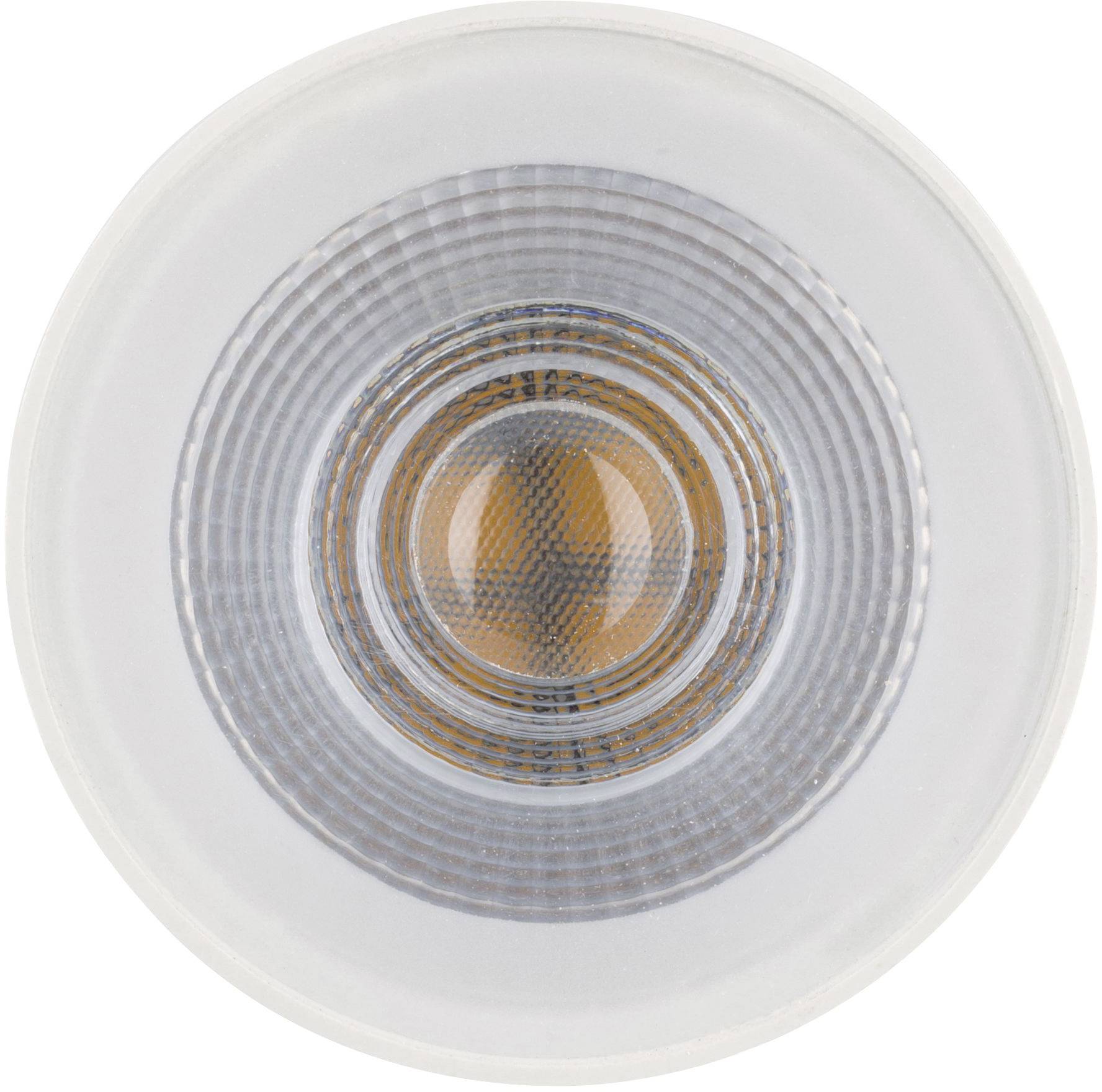 Een ronde LED-spot met zilveren rand en geelachtig centrum, gefotografeerd van voren gezien.