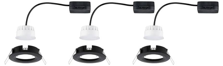 Plafondverlichting-set met drie zwarte frames en witte kappen, verbonden door kabels, geschikt voor inbouwmontage in het plafond.