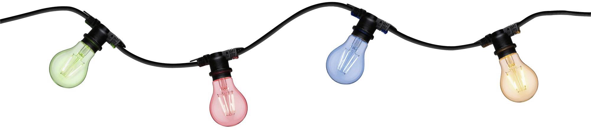 Vier gekleurde gloeilampen (groen, rood, blauw, oranje) hangen aan een zwarte lichtsnoer.