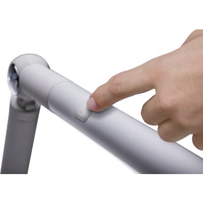 Een hand drukt op een witte knop aan een wit apparaat, waarschijnlijk een opvouwbaar mechanisme.