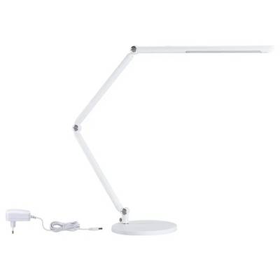 Witte, moderne bureaulamp met verstelbare arm en platte lampenkop, op een rond voetstuk. Voedingsadapter met kabel aan de linkerkant.