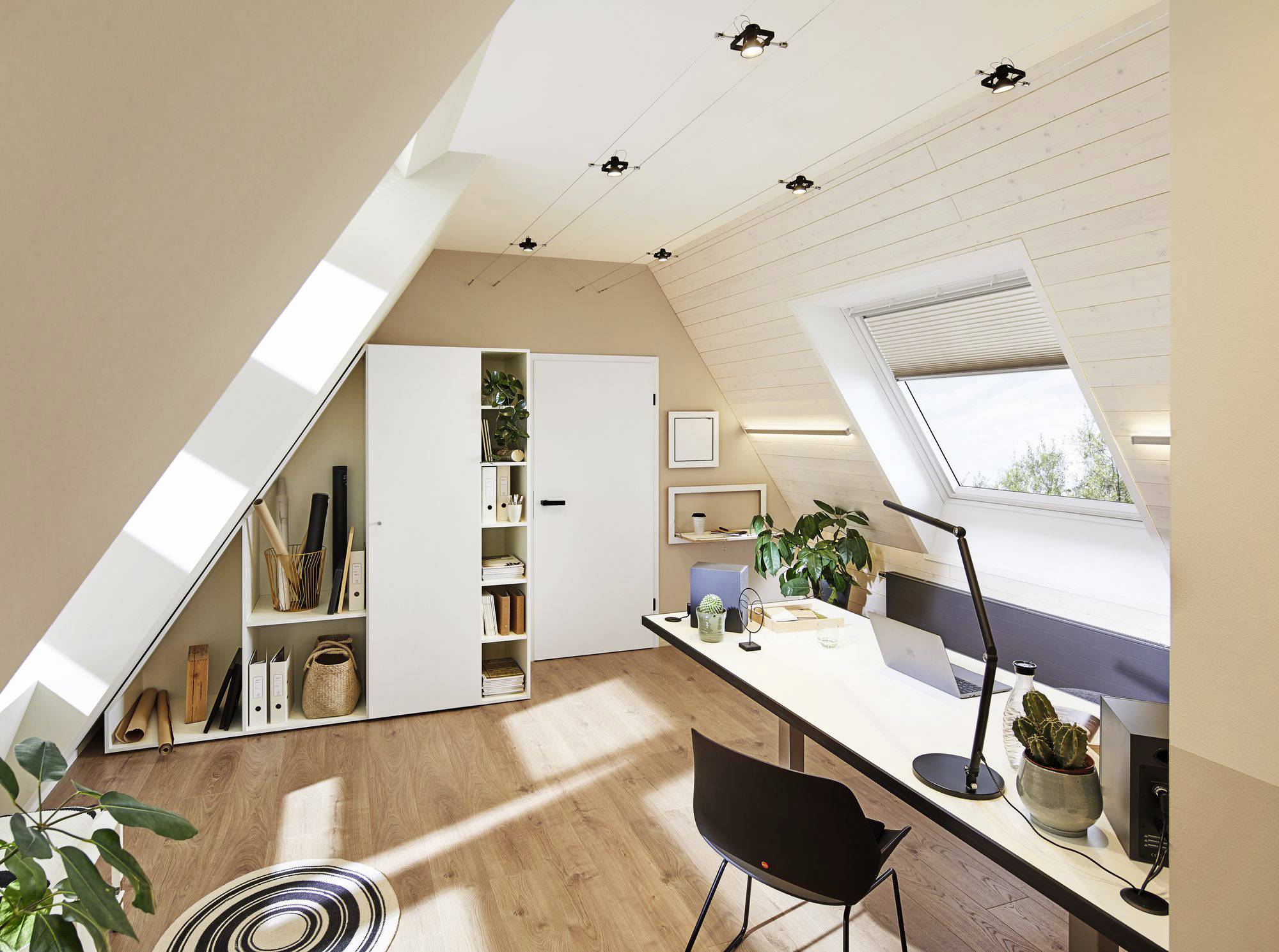 Een modern, goed verlicht zolderkantoor met een groot bureau, boekenkast en planten, ingericht in warme, neutrale kleuren.