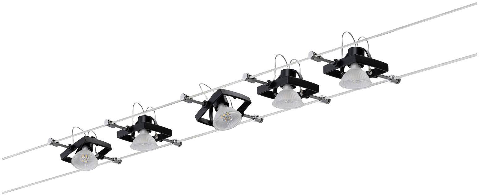 Een reeks van vijf zwarte plafondlampen, elk uitgerust met drie LED-lampen, bevestigd aan een kabelsysteem.