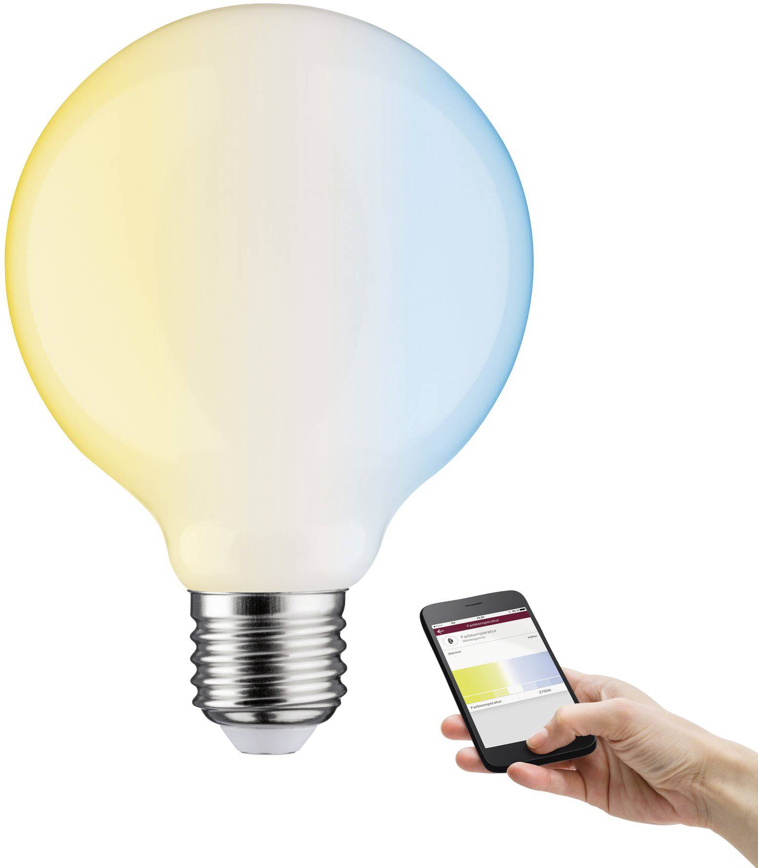 Een hand houdt een smartphone vast waarop een app wordt weergegeven voor het besturen van een energiezuinige gloeilamp, die links is afgebeeld.