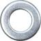 Een zilveren metalen schijf, vermoedelijk een sluitring, op een witte achtergrond.