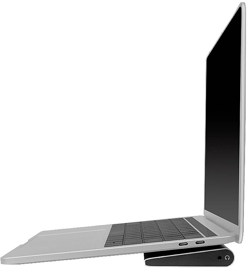 Een laptop gezien van opzij, geopend op een zwarte standaard die het toetsenbord licht omhoog tilt; twee USB-poorten zichtbaar.