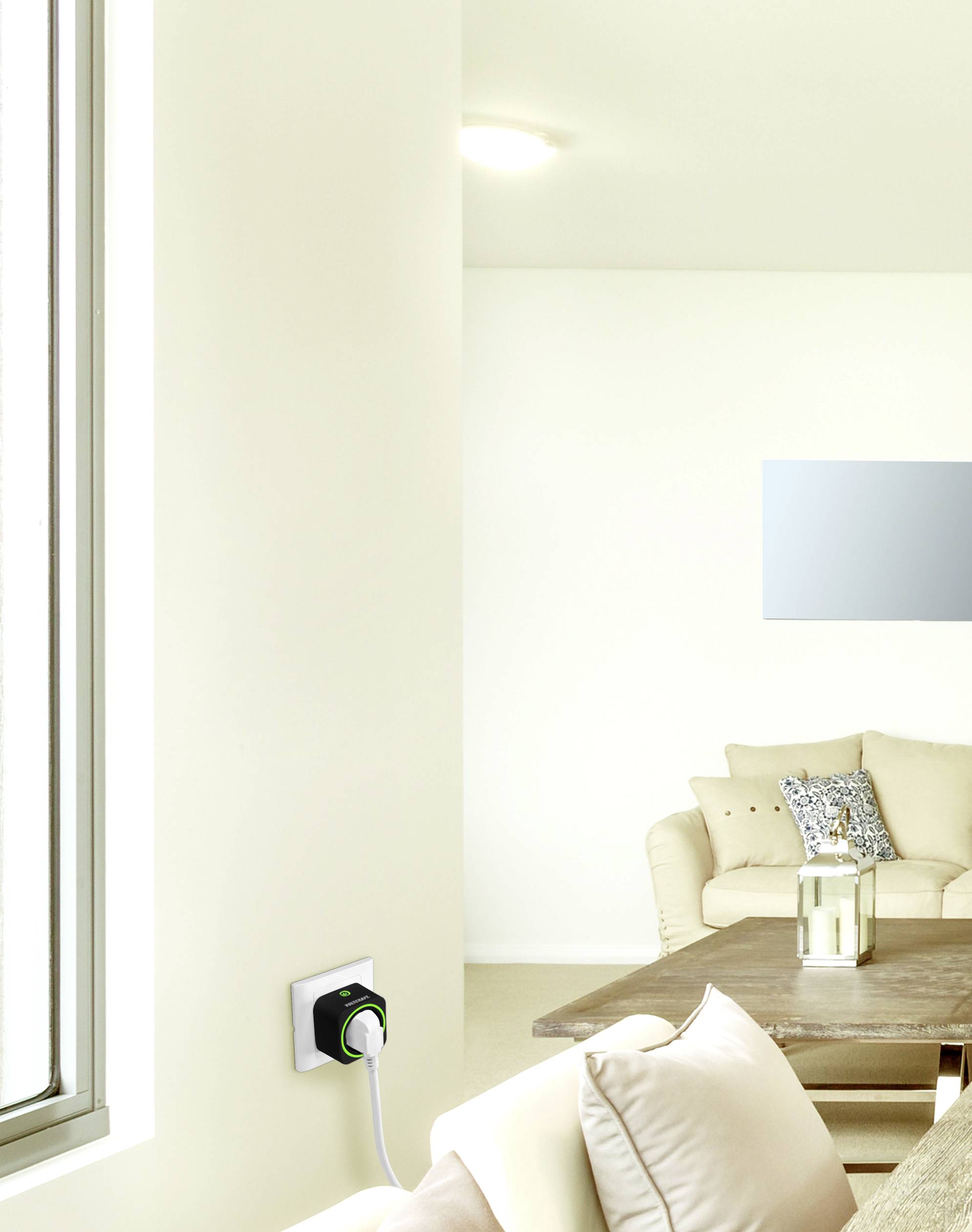 Modern woonkamer met beige bank, houten tafel en stopcontact aan de muur; minimalistische decoratie en heldere verlichting.